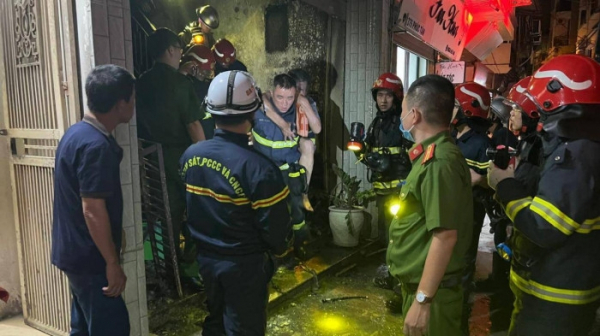 Lực lượng Cảnh sát phòng cháy chữa cháy và cứu nạn cứu hộ thành phố Hà Nội nhanh chóng đến hiện trường để triển khai công tác chữa cháy, cứu người bị nạn